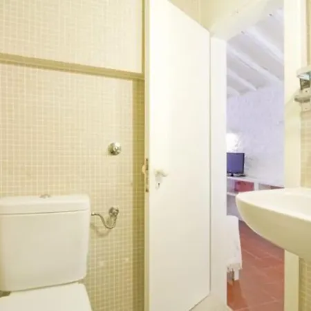 Cosy Santos, Calm Street, Embassies Area * Лиссабон